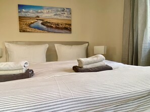 2 bedrooms, iron/ironing board, WiFi