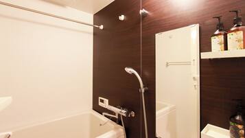 Duschwanne, Haartrockner, Hausschuhe, Toilette mit elektrischem Bidet