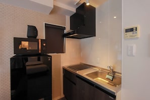 Chambre Quadruple Supérieure | Cuisine privée | Réfrigérateur, micro-ondes, plaque de cuisson, bouilloire électrique
