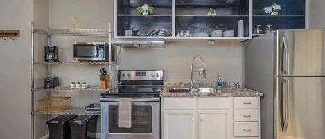 Geladeira, micro-ondas, fogão, cooktop