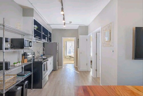 Modern Downtown Apartment w/ Free Parking, PAC