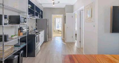 Modern Downtown Apartment w/ Free Parking, PAC