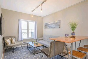 TV, offices - Downtown 2 Bedroom Apartment (Appleton)