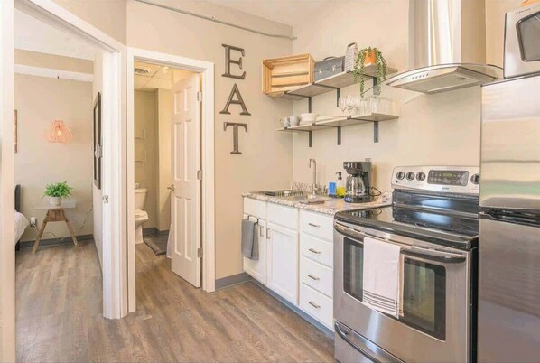 Réfrigérateur, micro-ondes, four, plaque de cuisson