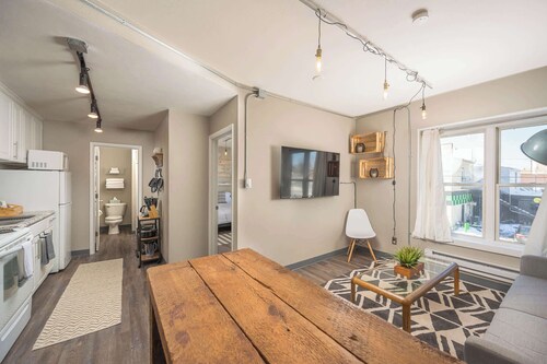 Modern Downtown Apartment-Free Parking & Workspace