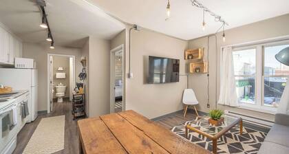 Modern Downtown Apartment-Free Parking & Workspace