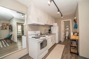 雪櫃、微波爐、焗爐、爐具