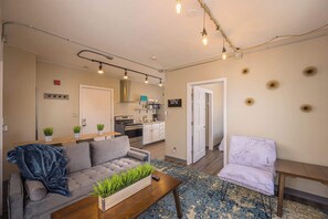 TV, offices - Appleton Apartment: 2 Bedrooms, Free Parking! (Appleton)