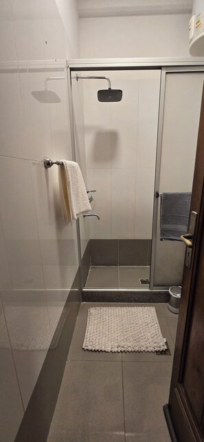 Haartrockner, Handtücher, Seife, Toilettenpapier