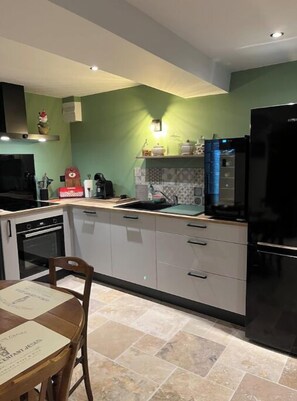 Fridge, oven, stovetop, coffee/tea maker