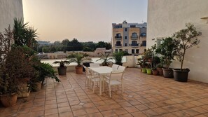 Outdoor dining - Carousel - Apartment 1 (Qrendi)