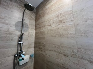 Douche, séchoir à cheveux, serviettes fournies, savon