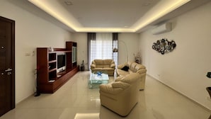 تلفزيون ذكي، ألعاب فيديو، كُتُب
