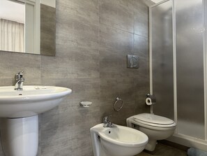 Free toiletries, hair dryer, towels, soap - Sea&Sky Rooms (Bari)