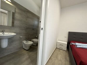 Free toiletries, hair dryer, towels, soap - Sea&Sky Rooms (Bari)