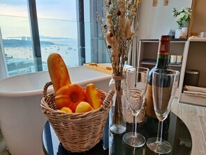 Romantic 1BR Sea View with Bathtub | Premium bedding, in-room safe, individually decorated - Edge Central Pattaya by Mickey (Pattaya)