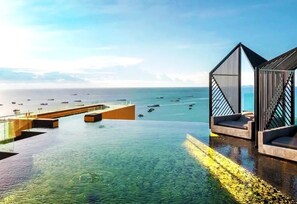 Front of property - Edge Central Pattaya by Mickey (Pattaya)