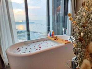 Suite Romantique, 1 chambre, vue mer | Literie de qualité supérieure, coffres-forts dans les chambres