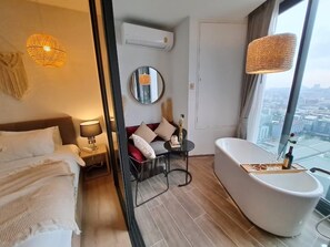 Romantic 1BR Sea View with Bathtub | Premium bedding, in-room safe, individually decorated - Edge Central Pattaya by Mickey (Pattaya)