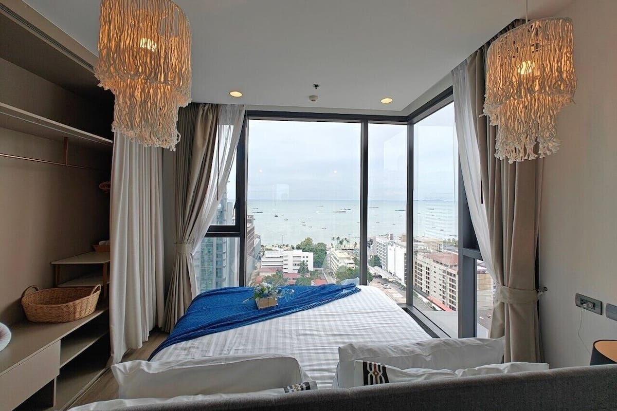 Suite panoramica, 2 camere da letto, 2 bagni, vista mare | 1 camera, biancheria da letto di alta qualità, una cassaforte in camera