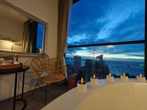 Suite panorámica, 2 habitaciones, vistas al mar | 1 dormitorio, ropa de cama de alta calidad, caja fuerte