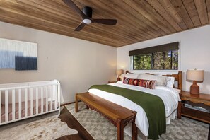 5 Schlafzimmer, Schreibtisch, Bügeleisen/Bügelbrett, Reisekinderbett