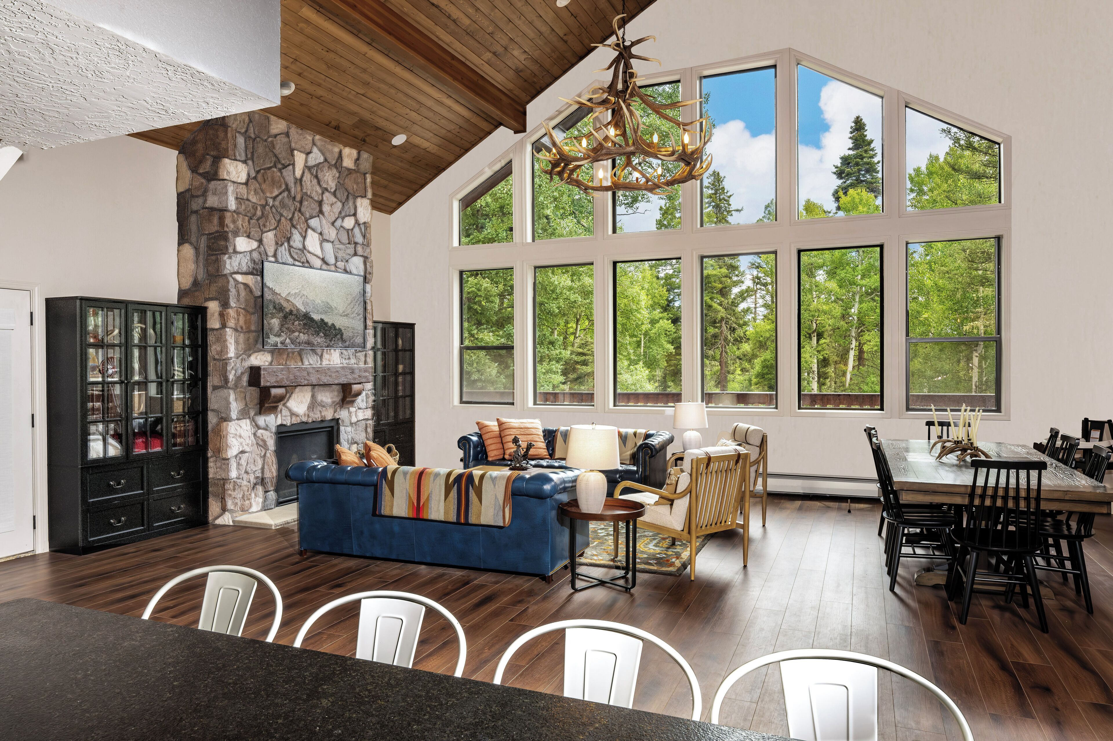 تلفزيون ذكي، مدفأة، مكتب