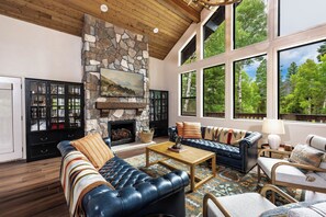 Smart-tv, een open haard en een kantoor