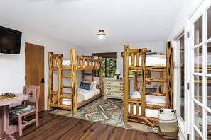 5 Schlafzimmer, Schreibtisch, Bügeleisen/Bügelbrett, Reisekinderbett