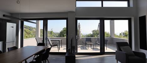 12 habitaciones y escritorio