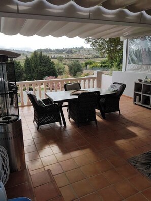 Villa | Restaurante al aire libre