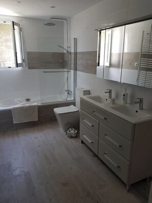 Villa | Baño | Tina con regadera, tina profunda, secadora de cabello, toallas