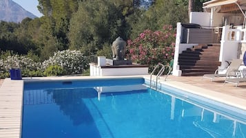 Villa | Piscina | Una piscina al aire libre