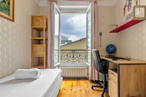 2 chambres, fer et planche à repasser, lit de bébé portatif