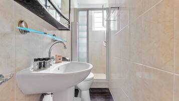 Douche, sĂšche-cheveux, serviettes fournies, savon