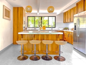 Luksustalo, merinäköala, vuorten lähellä | Yksityinen keittiö | Täysikokoinen jääkaappi, mikroaaltouuni, uuni, liesi