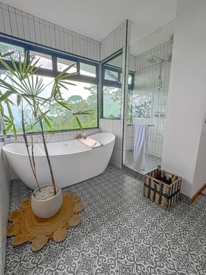 Luxury House, Sea View, Mountainside | Bathroom | Towels, soap, shampoo, toilet paper - Palco del Mar (Bahía Ballena)