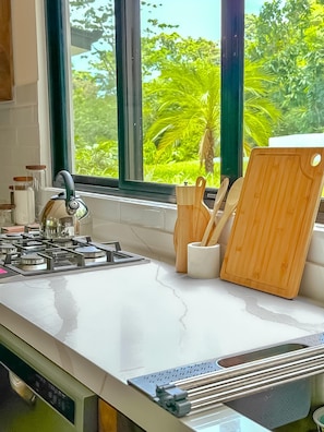 Geladeira grande, micro-ondas, fogão, cooktop