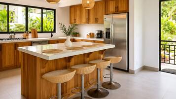 Full-sized fridge, microwave, oven, stovetop