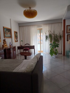 Interior - Spacious 3-bedroom apartment with AC, WiFi in beautiful Napoli (Napoli)
