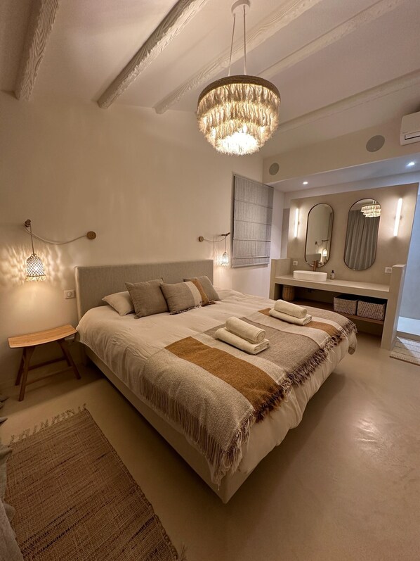 4 habitaciones, escritorio y tabla de planchar con plancha