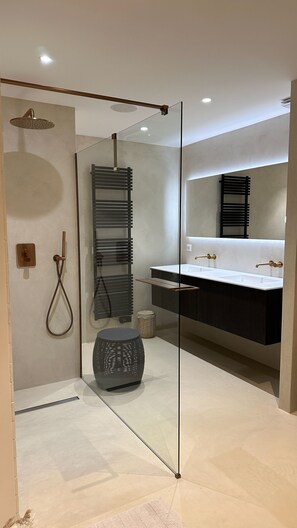 Dusche, Haartrockner, Handtücher