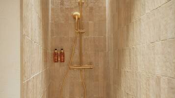 Habitación doble estándar | Baño | Regadera, secadora de cabello, toallas, jabón