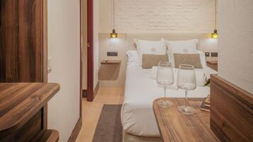 Deluxe tweepersoonskamer | Donzen dekbedden, bedden met traagschuimmatras, een minibar