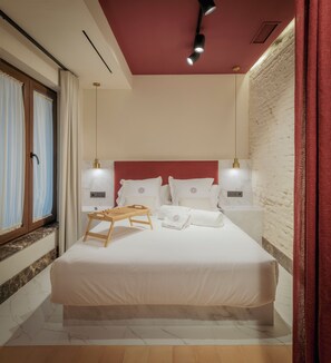 Premium Double Room | Down duvets, memory-foam beds, minibar, in-room safe - Lirium Casa Patio (Seville)