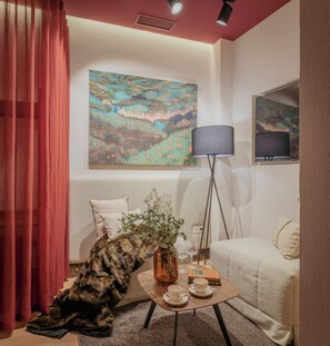 Premium Double Room | Down duvets, memory-foam beds, minibar, in-room safe - Lirium Casa Patio (Seville)