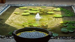 Il s’agit d’un bâtiment traditionnel, doté d’un toit en tuiles et d’une porte en bois. On y trouve, à l’avant, un bassin avec des nénuphars et une fontaine.