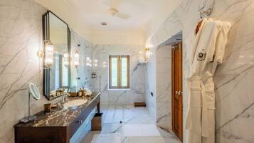Printing Press | Bathroom | Free toiletries, hair dryer, bathrobes, slippers