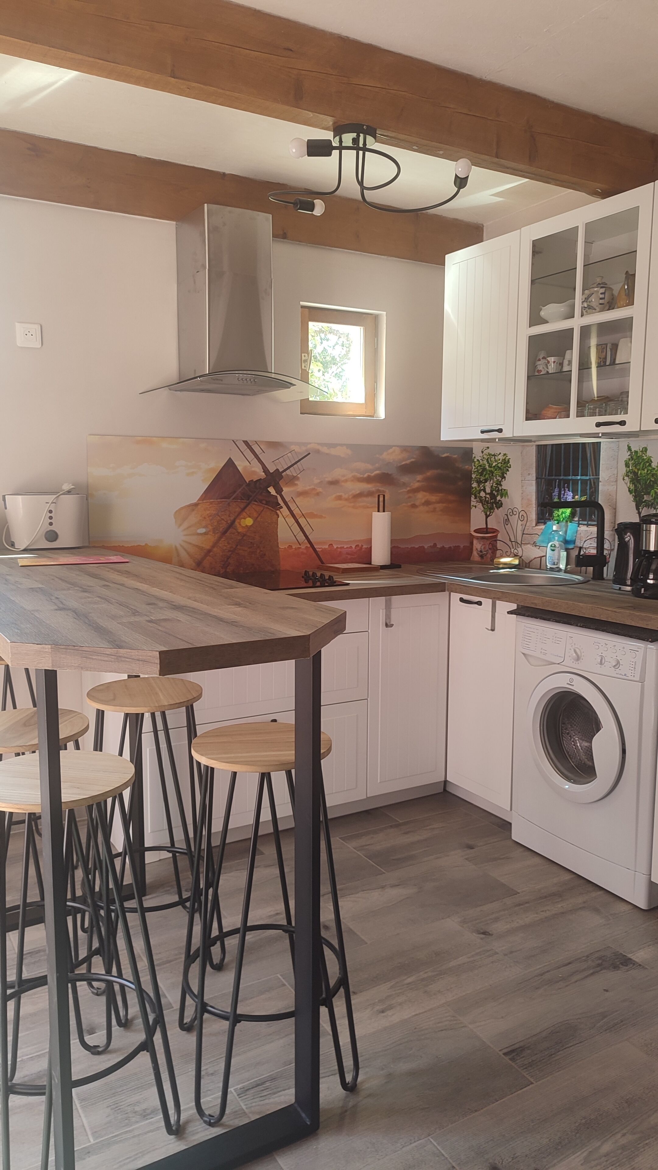 Refrigerador, microondas, parrilla de estufa y cafetera y tetera 