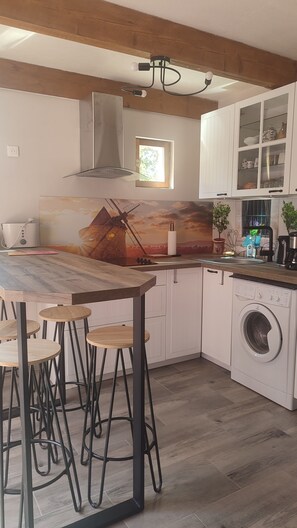 Kjøleskap, mikrobølgeovn, kokeplater og kaffetrakter/tekoker